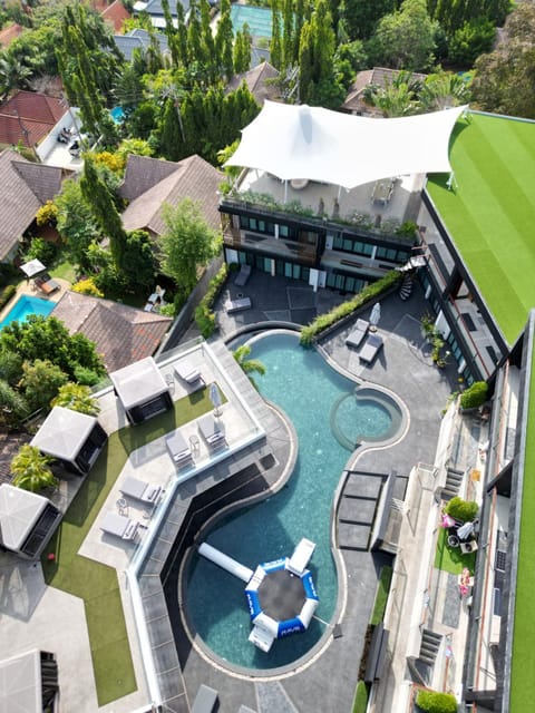 Swimming pool, VIP