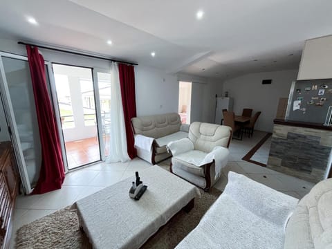 Bed, TV and multimedia, Living room, Photo of the whole room, Seating area