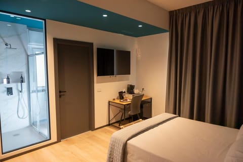 Shower, Bed, TV and multimedia, Photo of the whole room