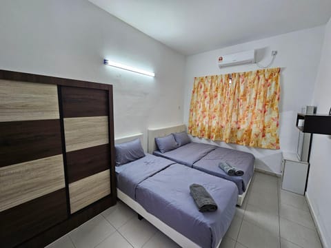 Bed, TV and multimedia, Living room, Photo of the whole room, Seating area, Bedroom, towels, wardrobe, air conditioner