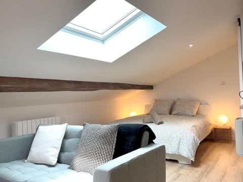 Bed, Living room, Photo of the whole room, Seating area, heating, internet