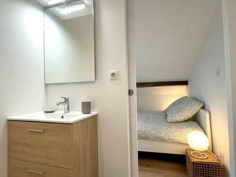 Shower, Toilet, Bed, Bathroom, heating, internet