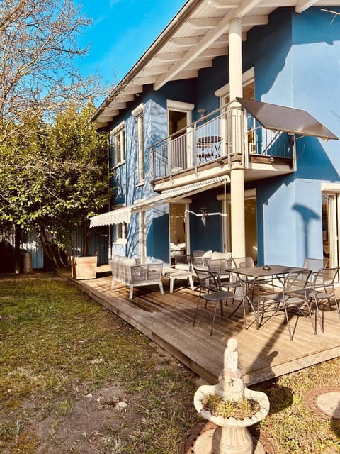 TheBlue Oak Apartments House in Rust