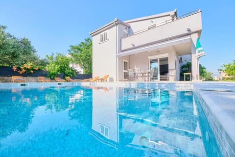 Property building, Day, Swimming pool, sunbed