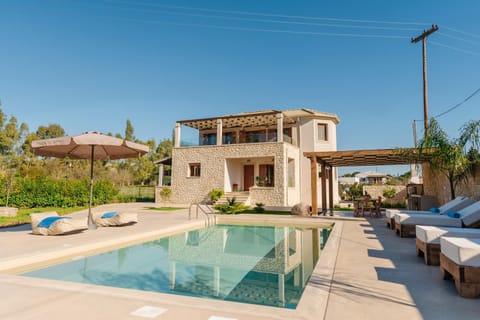 Property building, Patio, Day, Pool view, Swimming pool, sunbed