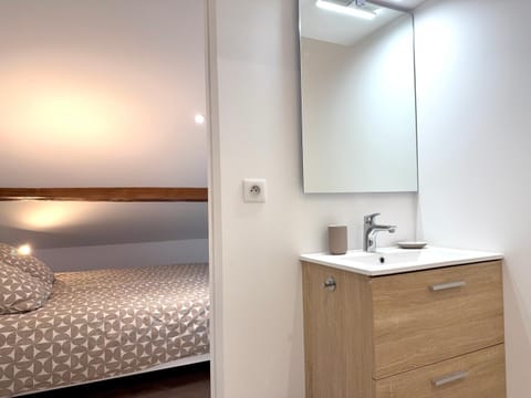 Bed, Bathroom, heating, internet