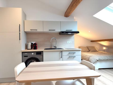 Coffee/tea facilities, Kitchen or kitchenette, Dining area, heating, internet, storage, stove, washing machine