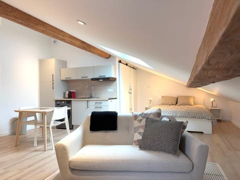 Bed, TV and multimedia, Coffee/tea facilities, View (from property/room), Kitchen or kitchenette, Living room, Photo of the whole room, Seating area, Dining area, heating, internet, stove