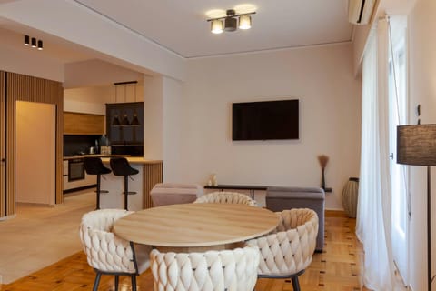 TV and multimedia, Kitchen or kitchenette, Living room, Seating area, Dining area, oven, stove
