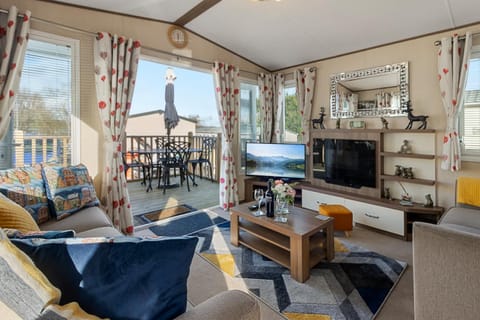 Patio, TV and multimedia, View (from property/room), Balcony/Terrace, Living room, Decorative detail, Decorative detail, Seating area, Dining area, Evening entertainment, internet, internet, pet friendly