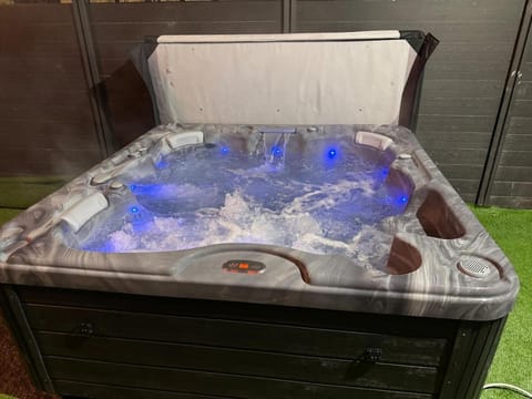 New Modern Stylish Villa Near City Centre Birmingham, with outdoor Hot Tub Villa in Birmingham