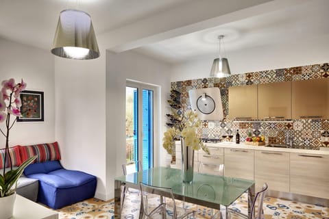 Coffee/tea facilities, Kitchen or kitchenette, Dining area