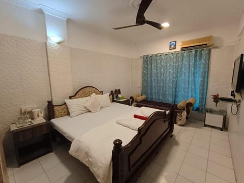Bed, TV and multimedia, Photo of the whole room, Bedroom