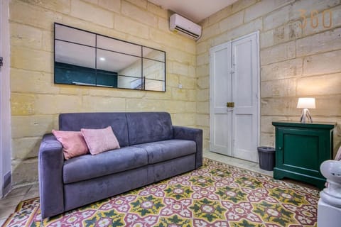 Bed, Seating area, Bedroom