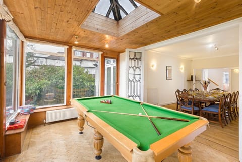 Billiard, Game Room