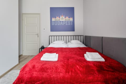 Bed, towels