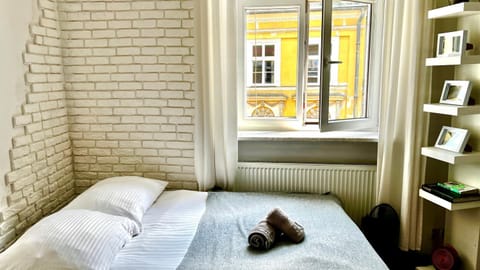 Bed, towels