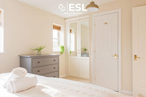 4 bedroom house in Shrewsbury with parking House in Shrewsbury