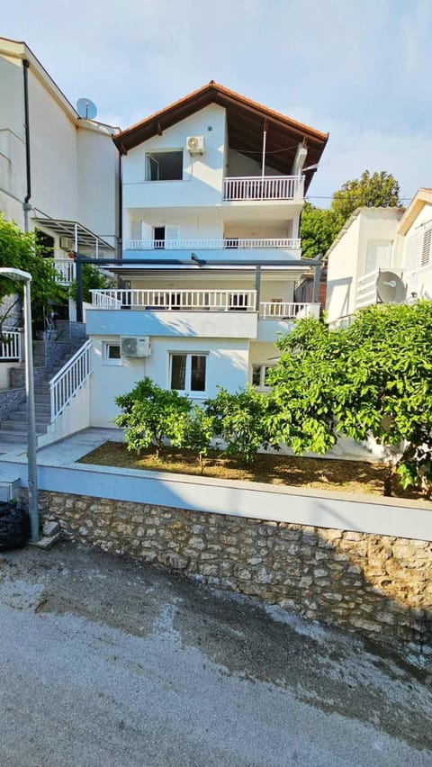 Property building, Day, Garden, View (from property/room), Balcony/Terrace