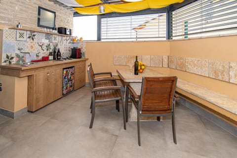 Kitchen or kitchenette, Seating area