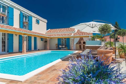 Patio, Swimming pool, sunbed