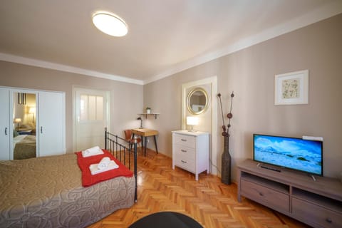 Bed, TV and multimedia, Bedroom, towels