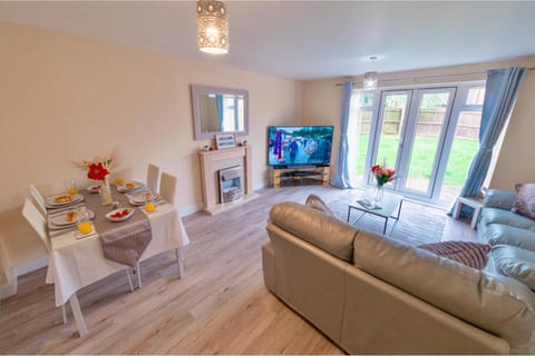 TV and multimedia, Living room, Seating area, Dining area