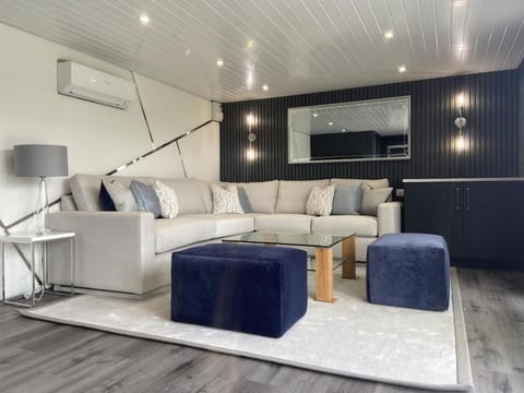Living room, Seating area, air conditioner