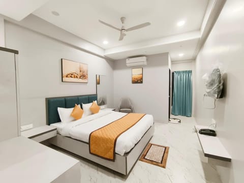 Photo of the whole room, Bedroom
