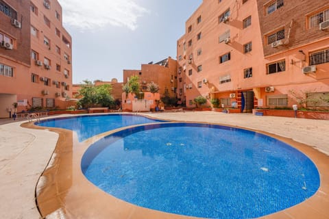 Property building, Day, Neighbourhood, Pool view, Swimming pool, Swimming pool