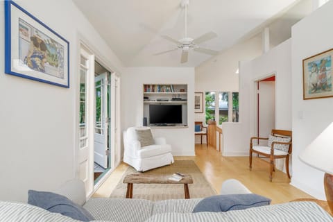 The Little Yellow Cottage in Lanikai Your Perfect Island Getaway! House in Kailua