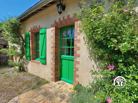 Property building, Spring, Day, pet friendly