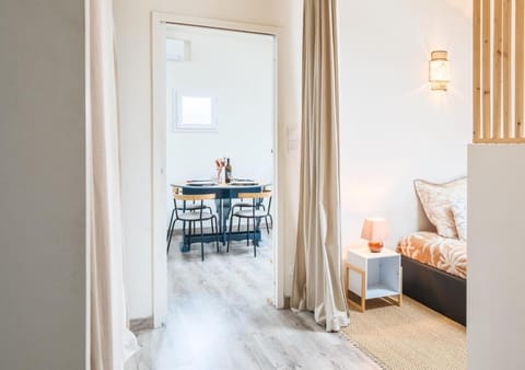 Bed, Living room, Photo of the whole room, Seating area, Dining area, Bedroom