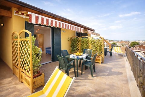 Property building, Day, Balcony/Terrace