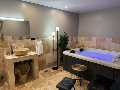 Shower, Hot Tub, Bathroom, towels
