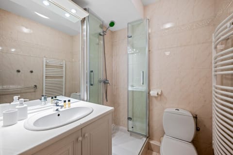 Bathroom, towels