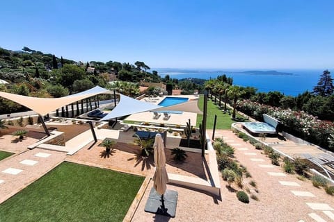 Villa Françoise pour 10 personnes avec vue mer et piscine chauffée à Carqueiranne Villa in Hyères