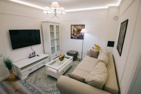 Communal lounge/ TV room, TV and multimedia, Living room, Seating area, Evening entertainment