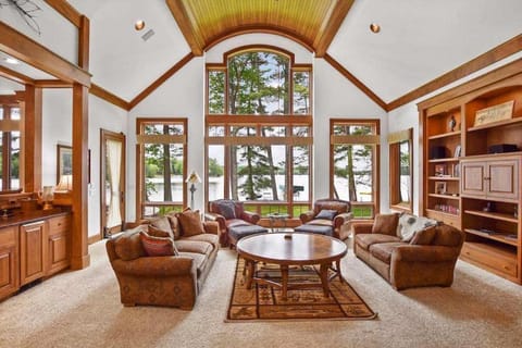 Lake Breeze Luxury Executive Retreat House in Three Lakes