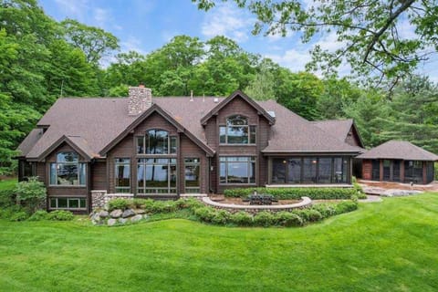 Lake Breeze Luxury Executive Retreat House in Three Lakes