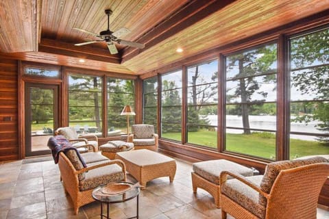 Lake Breeze Luxury Executive Retreat House in Three Lakes