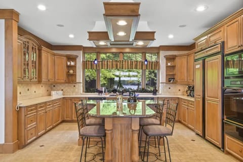 Lake Breeze Luxury Executive Retreat House in Three Lakes