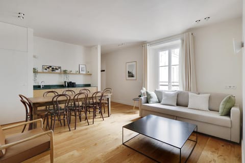 Kitchen or kitchenette, Living room, Seating area, Dining area