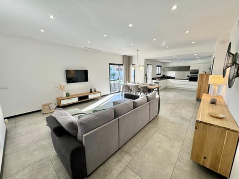 Communal lounge/ TV room, TV and multimedia, Kitchen or kitchenette, Living room, Seating area