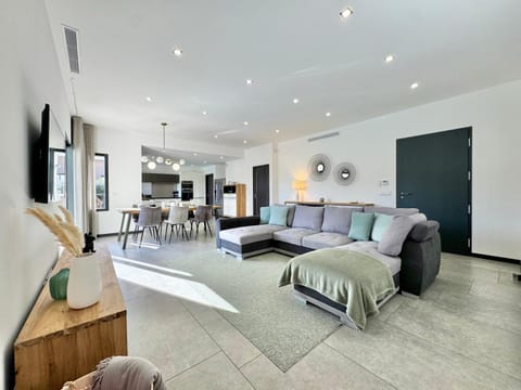 TV and multimedia, Living room, Seating area, Dining area