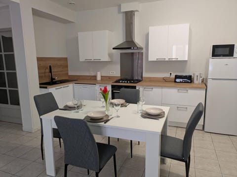 Kitchen or kitchenette, Living room, dishwasher, oven, stove, toaster