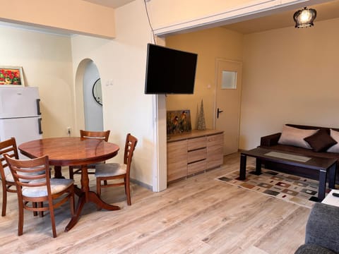Kitchen or kitchenette, Living room, Seating area, Dining area