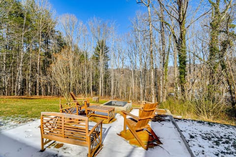 10 Mi to Asheville Mtn-View Hideaway! House in Swannanoa