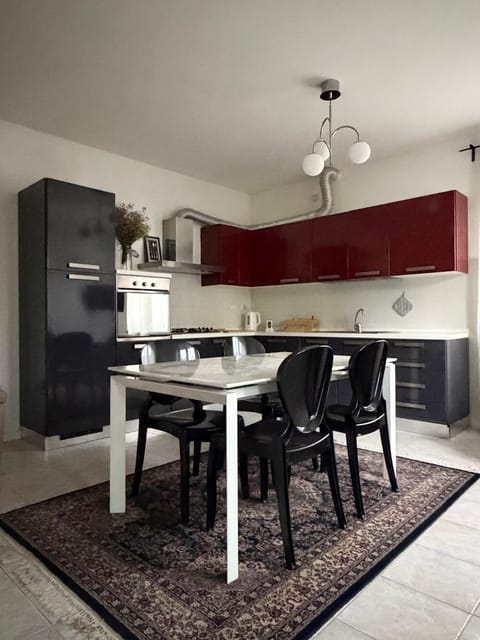 Kitchen or kitchenette, Dining area, oven, stove