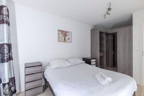 Bed, Photo of the whole room, Bedroom, towels, wardrobe